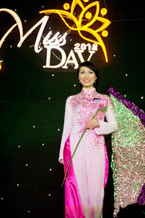 Thúy Hằng thướt tha tà áo dài trong đêm chung kết Miss DAV 2012